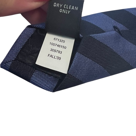 Banana Republic 100% Silk Tie Blue & Navy Diagonal Stripe | Classic Workwear - Picture 5 of 5